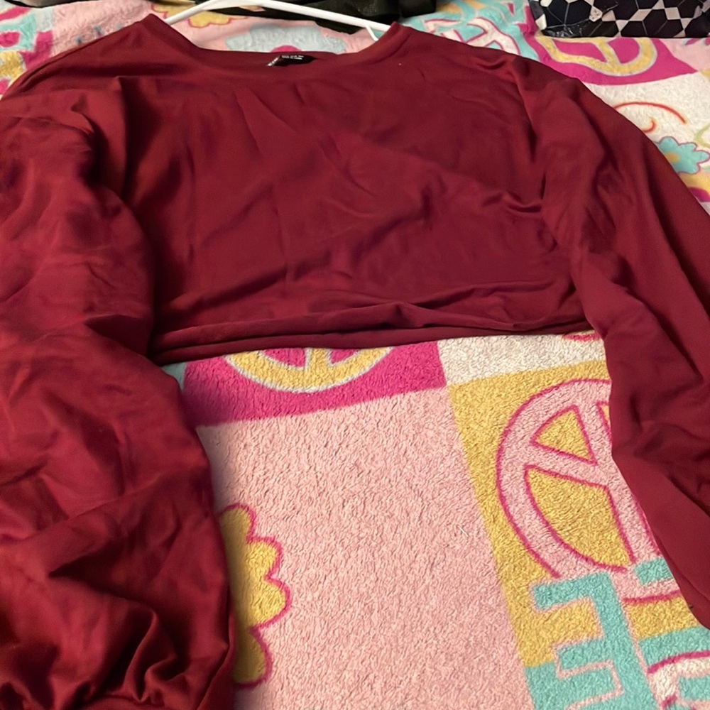 •burgundy cropped pullover•